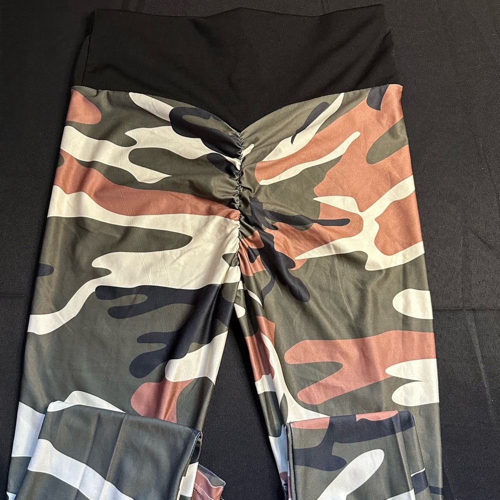 Red Camo scrunch butt leggings